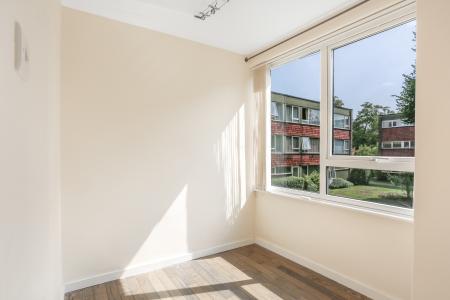 2 bedroom Flat for sale in Eaton Ct, Boxgrove Avenue, Guildford, GU1