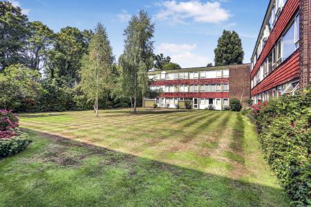 2 bedroom Flat for sale in Eaton Ct, Boxgrove Avenue, Guildford, GU1