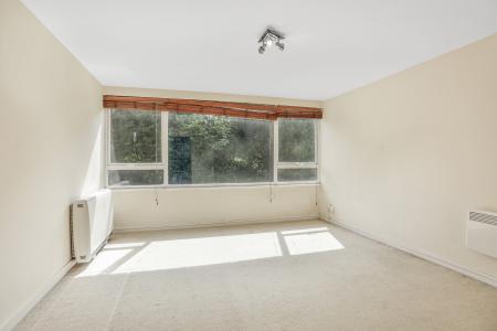 2 bedroom Flat for sale in Eaton Ct, Boxgrove Avenue, Guildford, GU1