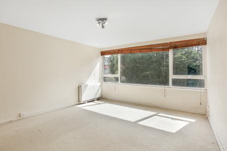 2 bedroom Flat for sale in Eaton Ct, Boxgrove Avenue, Guildford, GU1