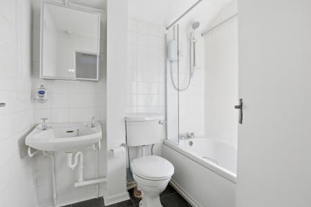 2 bedroom Semi-detached house for sale in Pond Meadow, Guildford, GU2