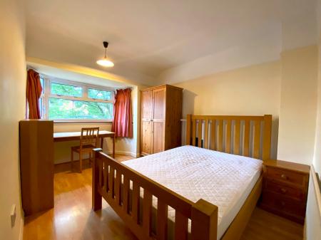 4 bedroom Semi-detached house to let in Beech Grove, Guildford, GU2