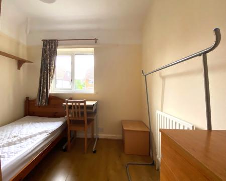 4 bedroom Semi-detached house to let in Beech Grove, Guildford, GU2