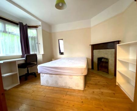 4 bedroom Semi-detached house to let in Beech Grove, Guildford, GU2