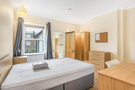 4 bedroom Semi-detached house to let in Dapdune Rd, Guildford, GU1