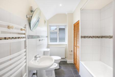 4 bedroom Semi-detached house to let in Dapdune Rd, Guildford, GU1