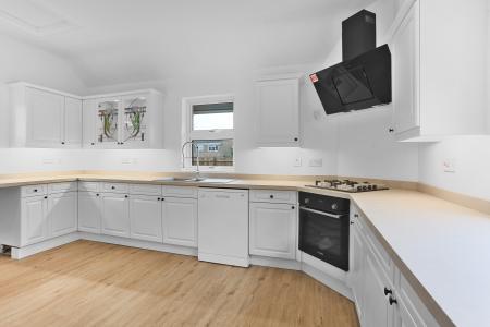 5 bedroom Semi-detached house to let in Guildford Road, Bisley, GU24
