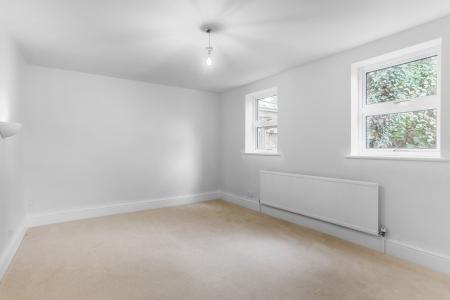 5 bedroom Semi-detached house to let in Guildford Road, Bisley, GU24