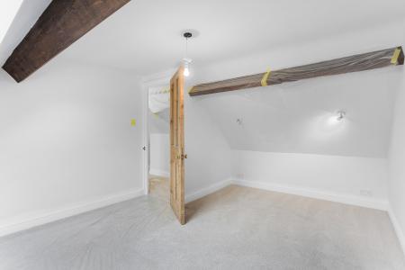 5 bedroom Semi-detached house to let in Guildford Road, Bisley, GU24