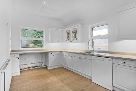 5 bedroom Semi-detached house to let in Guildford Road, Bisley, GU24