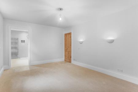 5 bedroom Semi-detached house to let in Guildford Road, Bisley, GU24