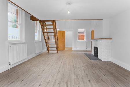 5 bedroom Semi-detached house to let in Guildford Road, Bisley, GU24
