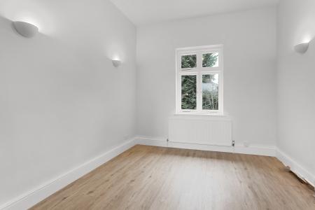 5 bedroom Semi-detached house to let in Guildford Road, Bisley, GU24