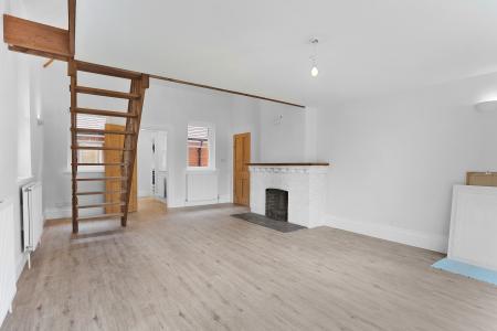 5 bedroom Semi-detached house to let in Guildford Road, Bisley, GU24