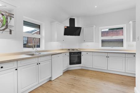 5 bedroom Semi-detached house to let in Guildford Road, Bisley, GU24
