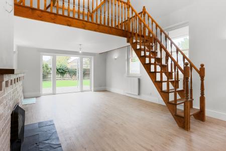 5 bedroom Semi-detached house to let in Guildford Road, Bisley, GU24