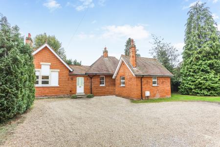 5 bedroom Semi-detached house to let in Guildford Road, Bisley, GU24