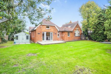 5 bedroom Semi-detached house to let in Guildford Road, Bisley, GU24