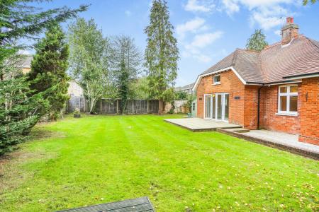 5 bedroom Semi-detached house to let in Guildford Road, Bisley, GU24