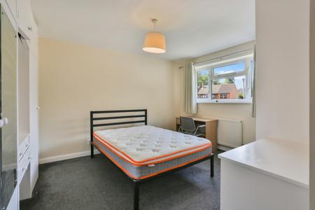 4 bedroom Detached house to let in Northway, Guildford, GU2