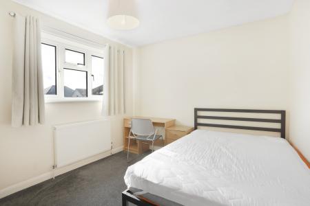 4 bedroom Detached house to let in Northway, Guildford, GU2