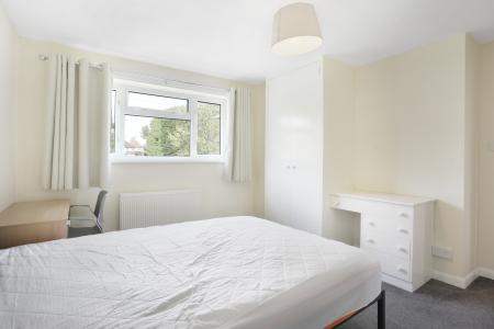 4 bedroom Detached house to let in Northway, Guildford, GU2