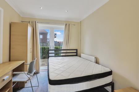 4 bedroom Detached house to let in Northway, Guildford, GU2
