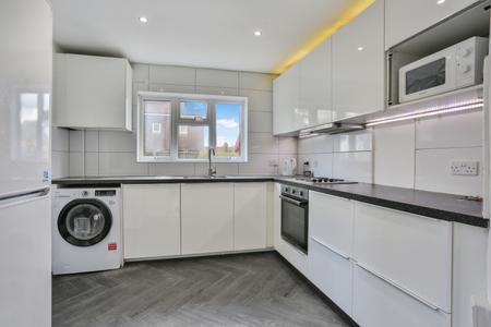 4 bedroom Detached house to let in Northway, Guildford, GU2