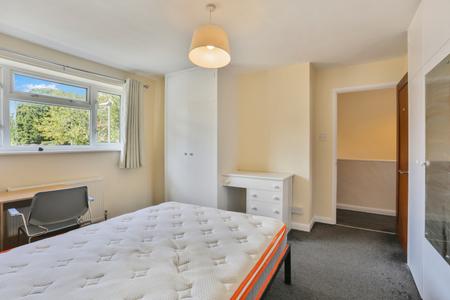 4 bedroom Detached house to let in Northway, Guildford, GU2