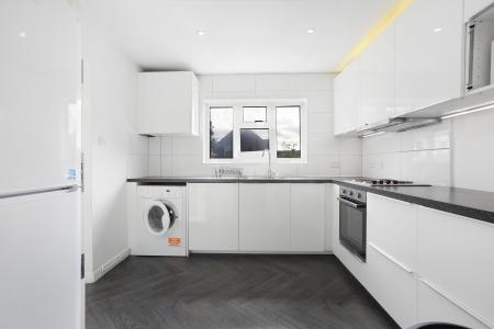 4 bedroom Detached house to let in Northway, Guildford, GU2