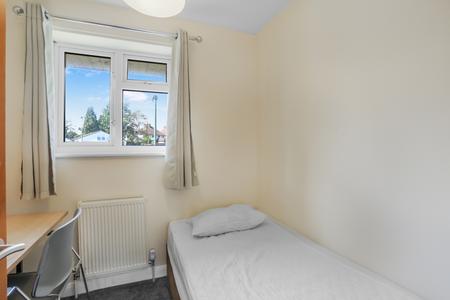4 bedroom Detached house to let in Northway, Guildford, GU2