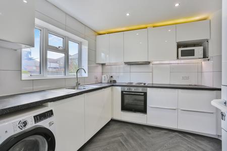 4 bedroom Detached house to let in Northway, Guildford, GU2