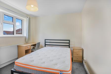 4 bedroom Detached house to let in Northway, Guildford, GU2