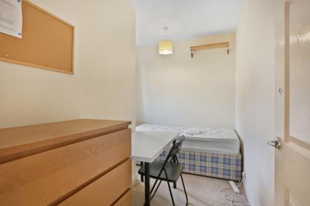 3 bedroom Terraced House to let in Southway, Guildford, GU2