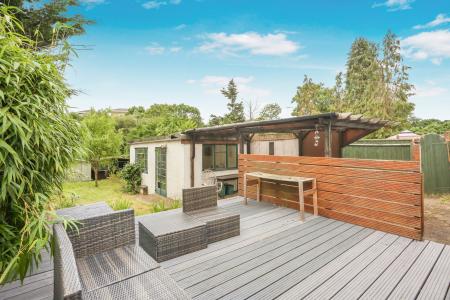 6 bedroom Semi-detached house to let in Weston Rd, Guildford, GU2