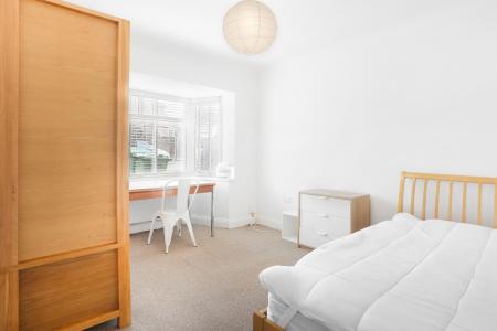 6 bedroom Semi-detached house to let in Weston Rd, Guildford, GU2