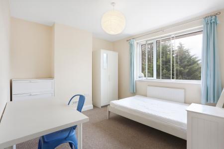 6 bedroom Semi-detached house to let in Weston Rd, Guildford, GU2
