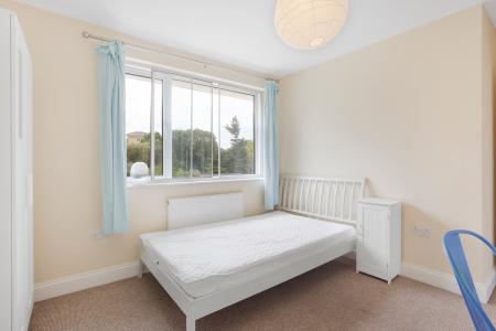 6 bedroom Semi-detached house to let in Weston Rd, Guildford, GU2