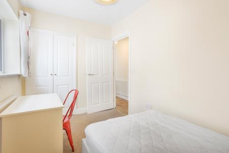 6 bedroom Semi-detached house to let in Weston Rd, Guildford, GU2