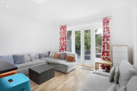 6 bedroom Semi-detached house to let in Weston Rd, Guildford, GU2