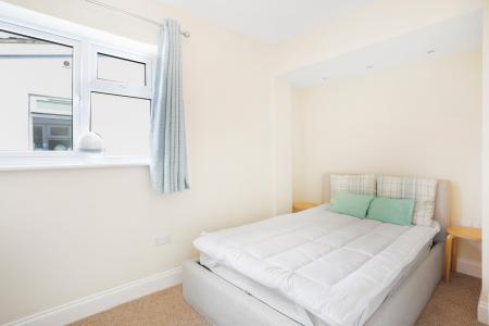 6 bedroom Semi-detached house to let in Weston Rd, Guildford, GU2