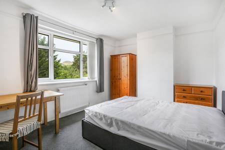 4 bedroom Semi-detached house to let in Weston Road, Guildford, GU2
