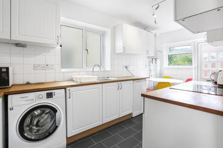 4 bedroom Semi-detached house to let in Weston Road, Guildford, GU2