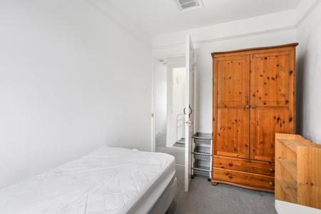 4 bedroom Semi-detached house to let in Weston Road, Guildford, GU2