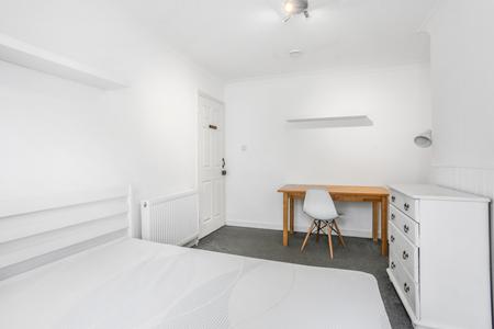4 bedroom Semi-detached house to let in Weston Road, Guildford, GU2