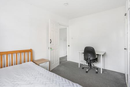 4 bedroom Semi-detached house to let in Weston Road, Guildford, GU2
