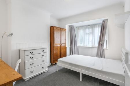 4 bedroom Semi-detached house to let in Weston Road, Guildford, GU2