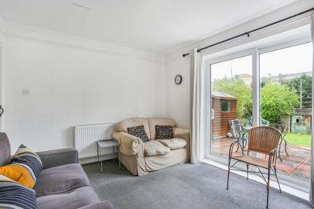 4 bedroom Semi-detached house to let in Weston Road, Guildford, GU2