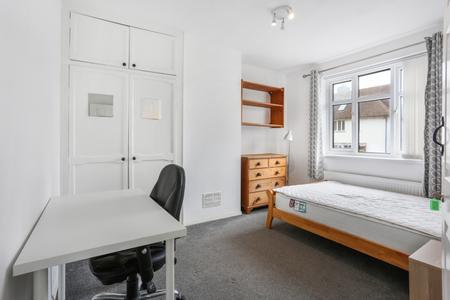 4 bedroom Semi-detached house to let in Weston Road, Guildford, GU2