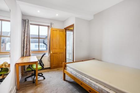 4 bedroom Semi-detached house to let in Park Road, Guildford, GU1